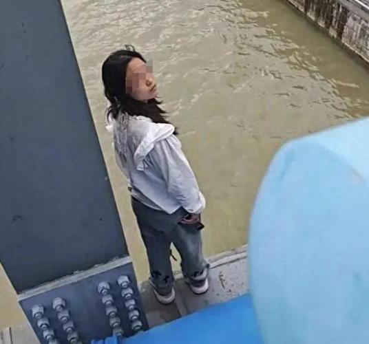 新澳门全年免费料新澳和带妻儿自杀独自逃生与妻子带着孩子跳河
