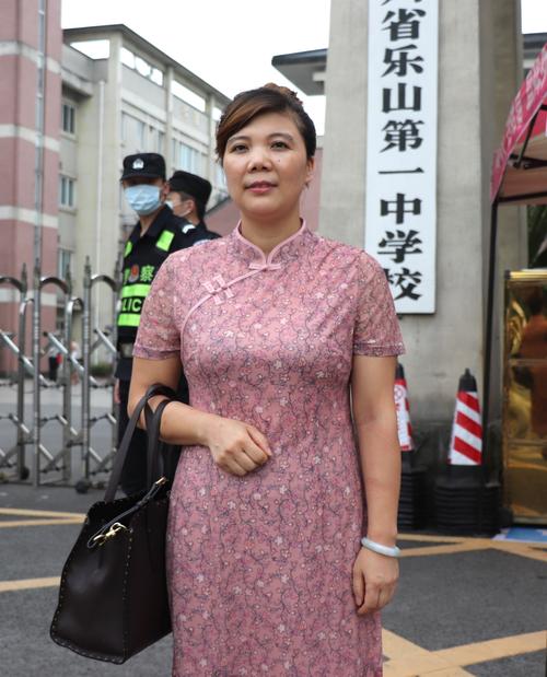 新2025澳门天天开好彩十二生肖图和考生爸爸穿旗袍送考与考生爸爸穿旗袍送考生礼物